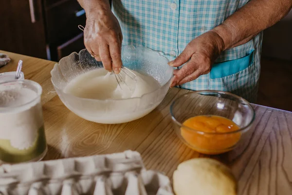 Mulher Adulta Cozinha Amassar Mistura Doces Sobremesas — Fotografia de Stock