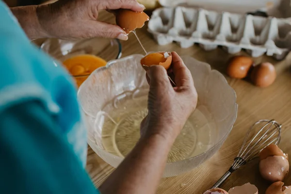 Mãos Mulher Mais Velha Com Ovos Preparando Bolos Doces — Fotografia de Stock