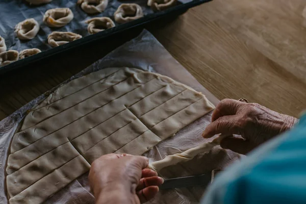 Kvinna Gör Traditionella Julgodis Och Desserter — Stockfoto