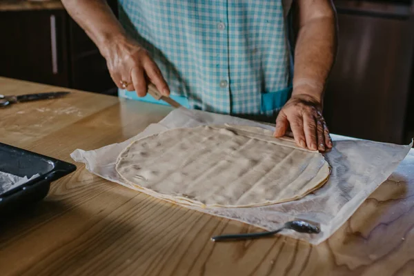 Mãos Amassar Mistura Massa Para Sobremesas Pão Cozinha Tradicional — Fotografia de Stock