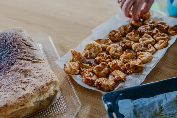 Handen Met Verse Snoep Donuts Gebak Snoep — Stockfoto