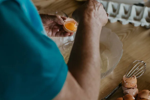 Las Manos Las Mujeres Mayores Con Huevos Preparando Pasteles Dulces — Foto de Stock