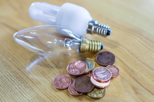 Gloeilampen Geld Munten Energiebesparing — Stockfoto