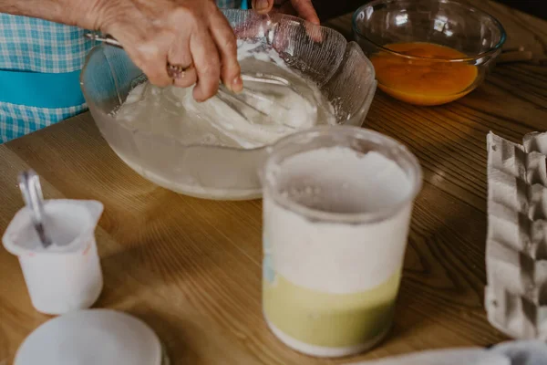 Volwassen Vrouw Keuken Kneden Mix Voor Zoetigheden Desserts — Stockfoto