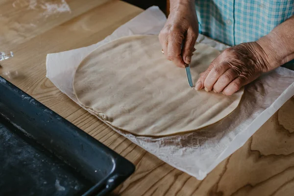 Mãos Com Base Bolo Pizza Preparações Para Cozinhar — Fotografia de Stock