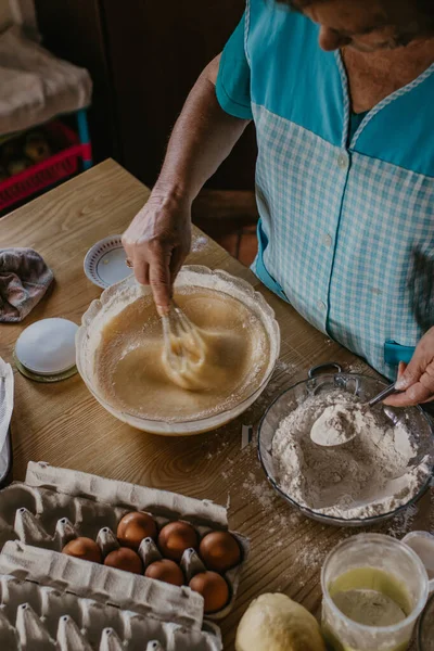 Vuxen Kvinna Köket Knåda Mixen För Sötsaker Och Desserter — Stockfoto