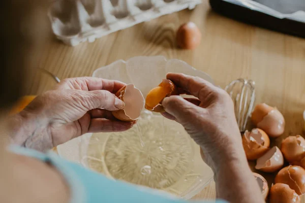 Mãos Mulher Mais Velha Com Ovos Preparando Bolos Doces — Fotografia de Stock