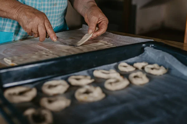 Händer Matlagning Göra Munkar Eller Traditionella Sötsaker — Stockfoto
