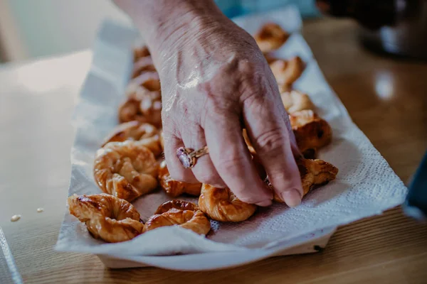 Mãos Com Doces Frescos Donuts Doces Doces — Fotografia de Stock