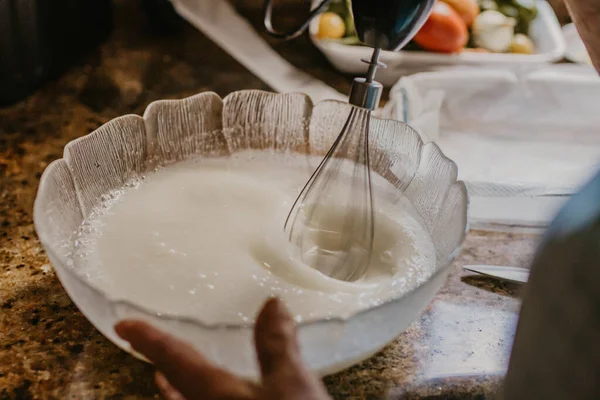 Mulher Com Liquidificador Misturando Ingredientes Para Pastelaria Cozinha Tradicional — Fotografia de Stock