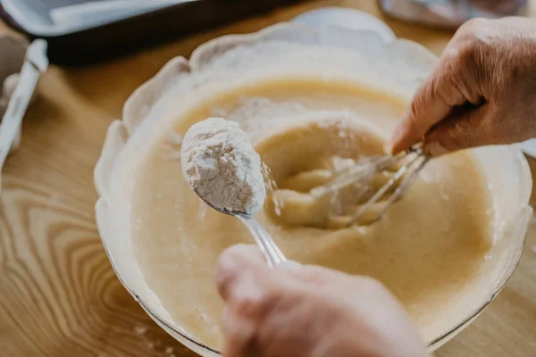 Mujer Adulta Cocina Amasando Mezcla Dulces Postres — Foto de Stock