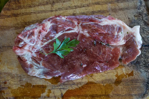 新鮮な仔牛の肉を木に刻み — ストック写真