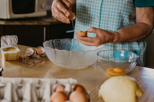 Mulher Sênior Fazendo Ovo Branco Para Bolos Natal Doces Pastelaria — Fotografia de Stock