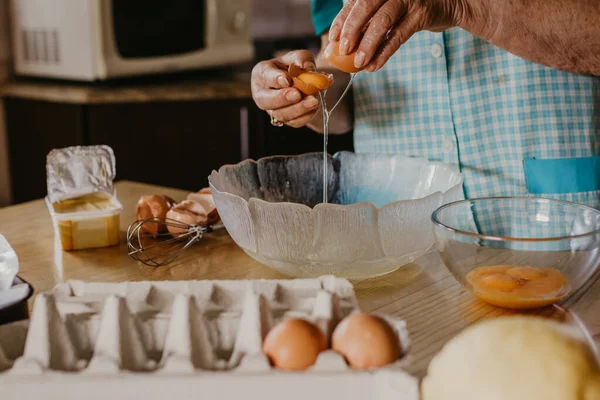 Mãos Mulher Mais Velha Com Ovos Preparando Bolos Doces — Fotografia de Stock