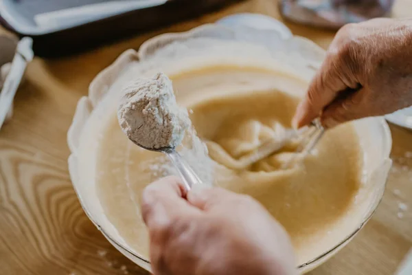 Mujer Adulta Cocina Amasando Mezcla Dulces Postres — Foto de Stock