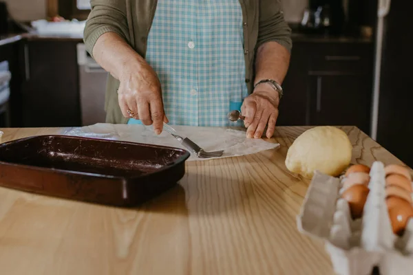 Mujer Mayor Preparando Dulces Tradicionales Casa — Foto de Stock