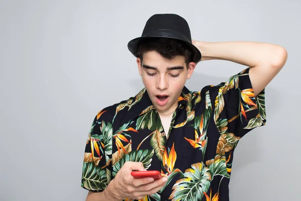 Sıradan Tarz Arka Planda Şapka Cep Telefonu Olan Genç Bir — Stok fotoğraf