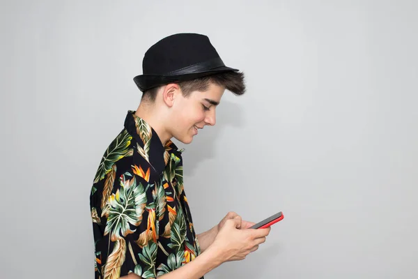 Casual Stijl Jonge Man Met Hoed Mobiele Telefoon Achtergrond — Stockfoto