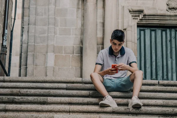 Jonge Tiener Man Met Mobiele Telefoon Stad Buiten — Stockfoto