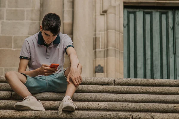 Jovem Adolescente Com Telefone Celular Cidade Livre — Fotografia de Stock
