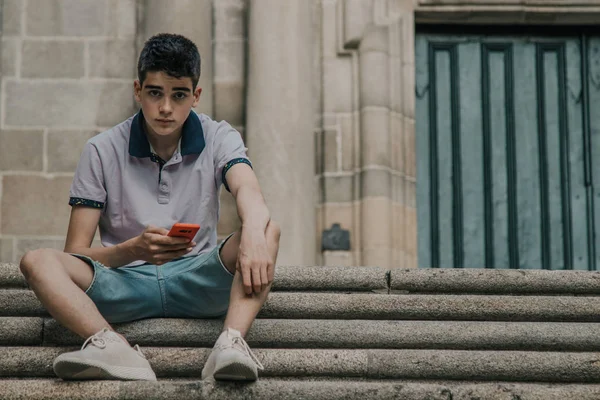 Jovem Adolescente Com Telefone Celular Cidade Livre — Fotografia de Stock
