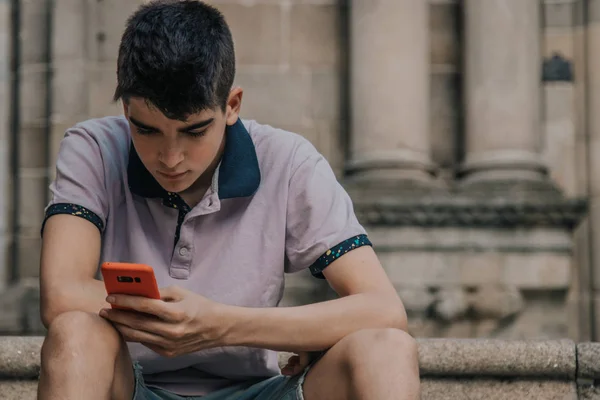 Jong Tiener Man Met Mobiele Telefoon Buiten — Stockfoto