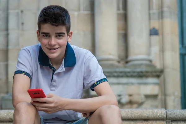 Jovem Adolescente Com Telefone Celular Livre — Fotografia de Stock