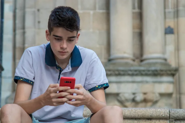 Jong Tiener Man Met Mobiele Telefoon Buiten — Stockfoto