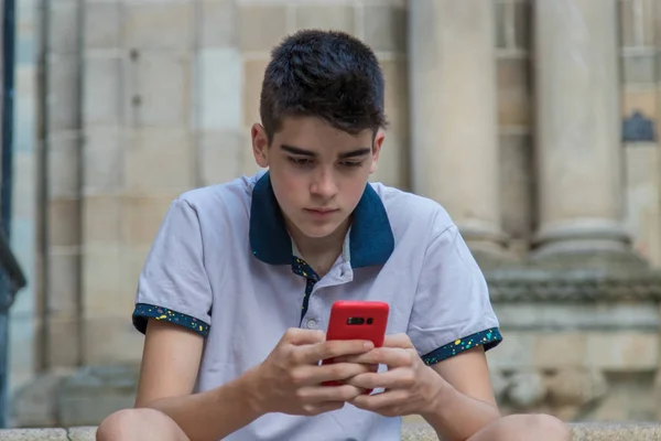Jong Tiener Man Met Mobiele Telefoon Buiten — Stockfoto