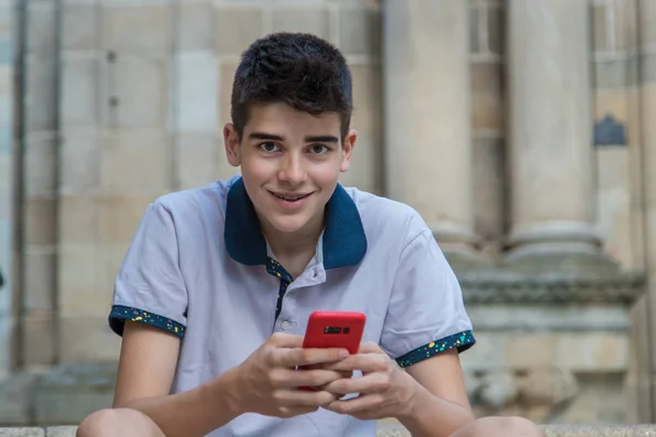 Jonge Tiener Man Met Mobiele Telefoon Stad — Stockfoto