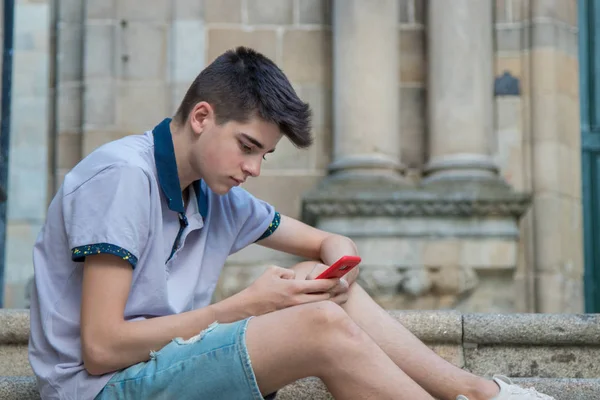 Jonge Tiener Man Met Mobiele Telefoon Stad — Stockfoto