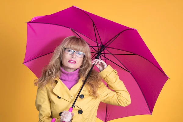 Mujer Adulta Con Paraguas Moda Fondo — Foto de Stock