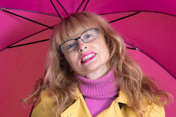 背带时髦雨伞的成年妇女 — 图库照片