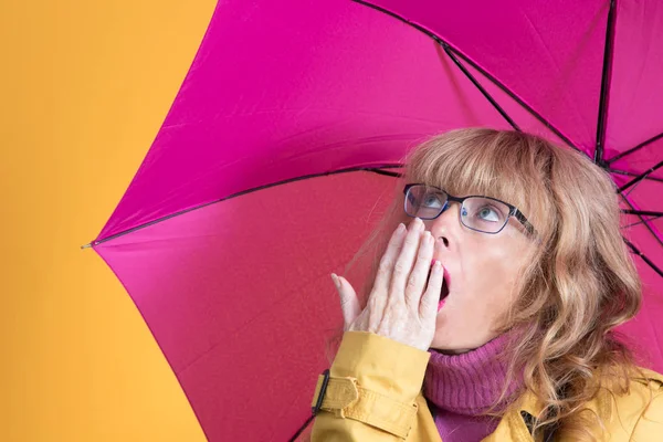 Adult Woman Umbrella Surprise Expression — Stock Photo, Image