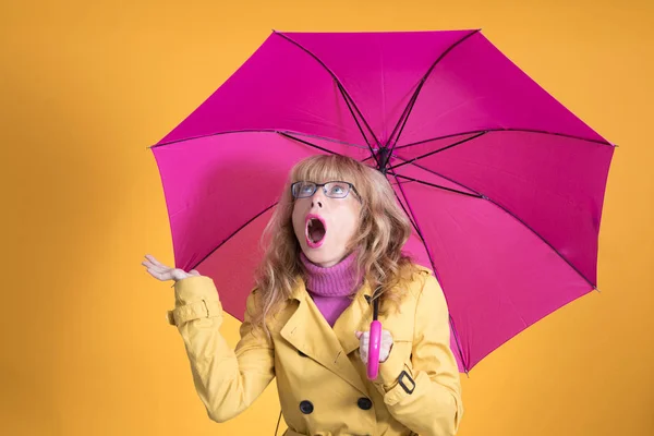 Mujer Adulta Con Paraguas Expresión Sorpresa — Foto de Stock