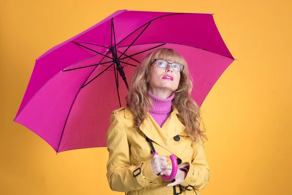 Mujer Adulta Con Paraguas Abierto Mirando Sobre Fondo Amarillo — Foto de Stock