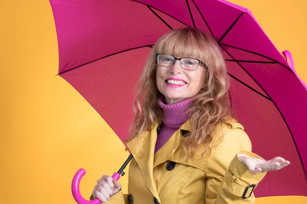 Femme Adulte Avec Parapluie Isolé Sur Fond Couleur — Photo