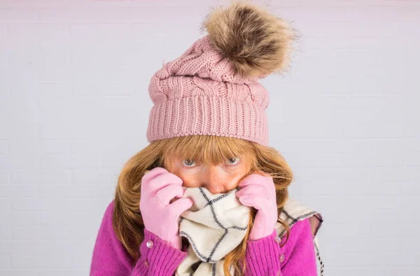 Mulher Roupas Quentes Inverno Com Expressão Fria — Fotografia de Stock