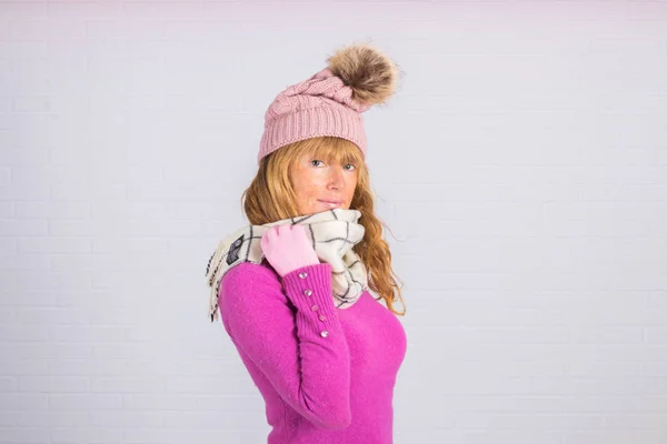 Γυναίκα Ζεστά Χειμωνιάτικα Ρούχα Κρύα Έκφραση — Φωτογραφία Αρχείου