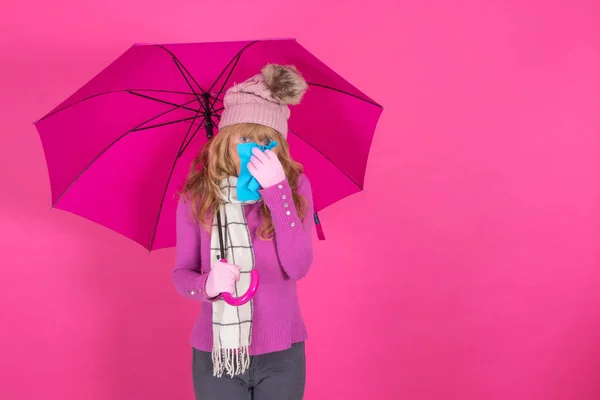 冷冰冰的女人 背景是彩色的手帕和雨伞 — 图库照片