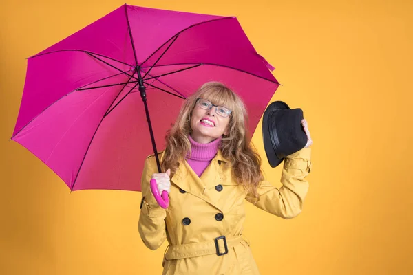 Mulher Adulta Com Guarda Chuva Roupas Outonais Isoladas Fundo Cor — Fotografia de Stock