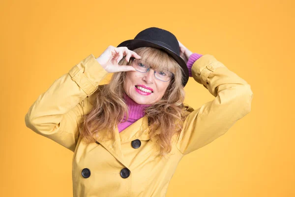 Uśmiechnięta Kobieta Okularach Jesiennej Modzie Tle Koloru — Zdjęcie stockowe