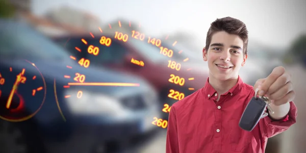 Joven Sonriendo Con Las Llaves Del Coche — Foto de Stock