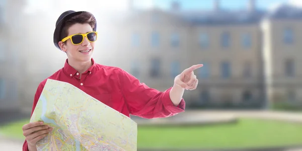 Joven Con Gafas Sol Sombrero Turistas Mapa Viajes —  Fotos de Stock