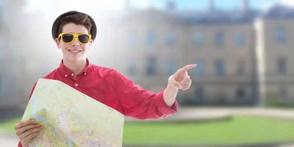 Jeune Homme Avec Lunettes Soleil Chapeau Touristes Carte Voyage — Photo