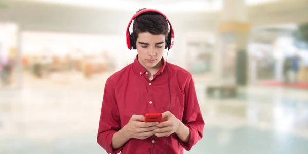 Fiatal Fiú Vagy Tinédzser Mobiltelefonnal Divatos Fejhallgatóval — Stock Fotó