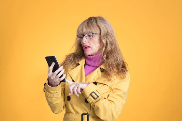 Mujer Adulta Con Teléfono Móvil Aislado Fondo Color — Foto de Stock