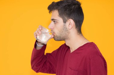 Su içen genç adam arka planda izole edilmiş.