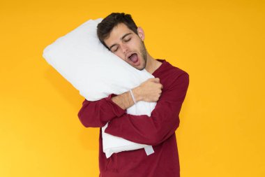 Genç adam yastığı renk arkaplanda izole