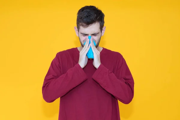 Man Med Näsduk Och Allergi Eller Kallt Isolerad Färg Bakgrund — Stockfoto